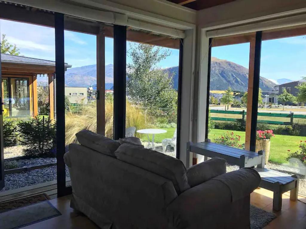 Stunning Scandi Style Home Overlooking Lake Wanaka photo 2