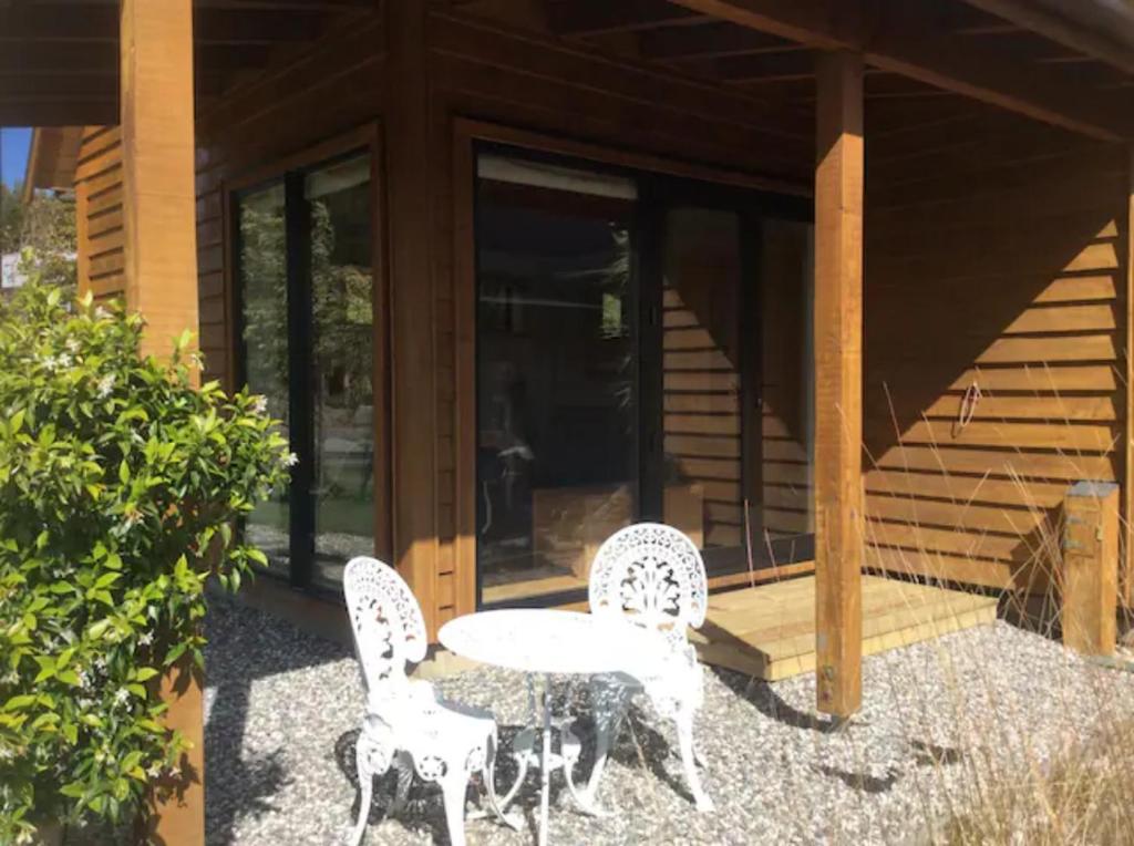 Stunning Scandi Style Home Overlooking Lake Wanaka photo 4