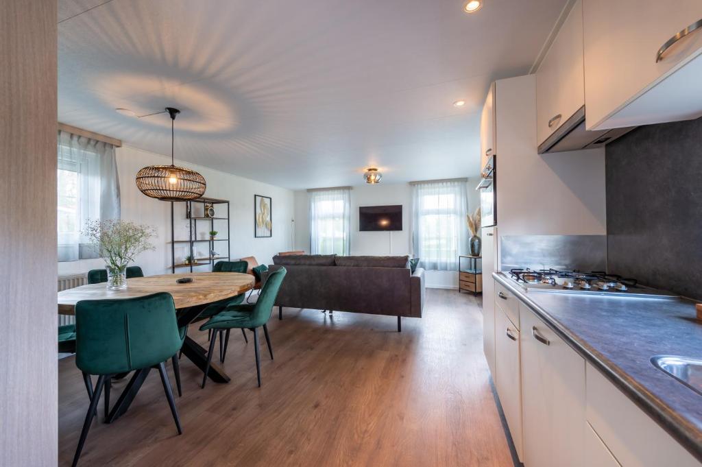 Luxe 5-persoons chalet op familiecamping photo 1