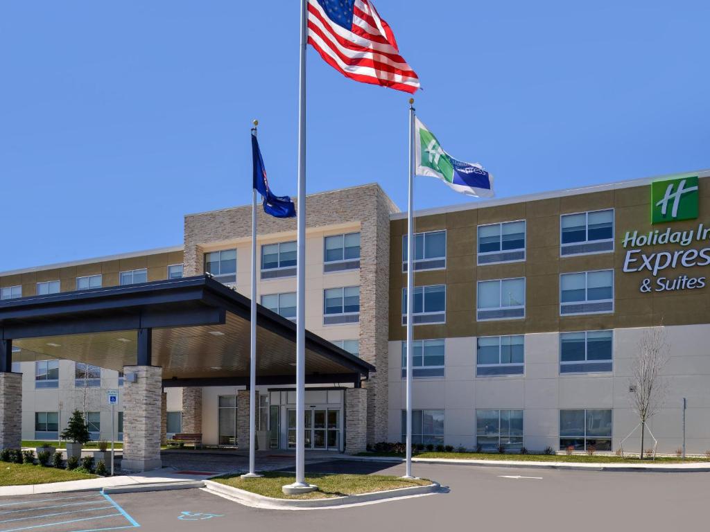 Holiday Inn Express & Suites Brighton South - US 23, an IHG Hotel image
