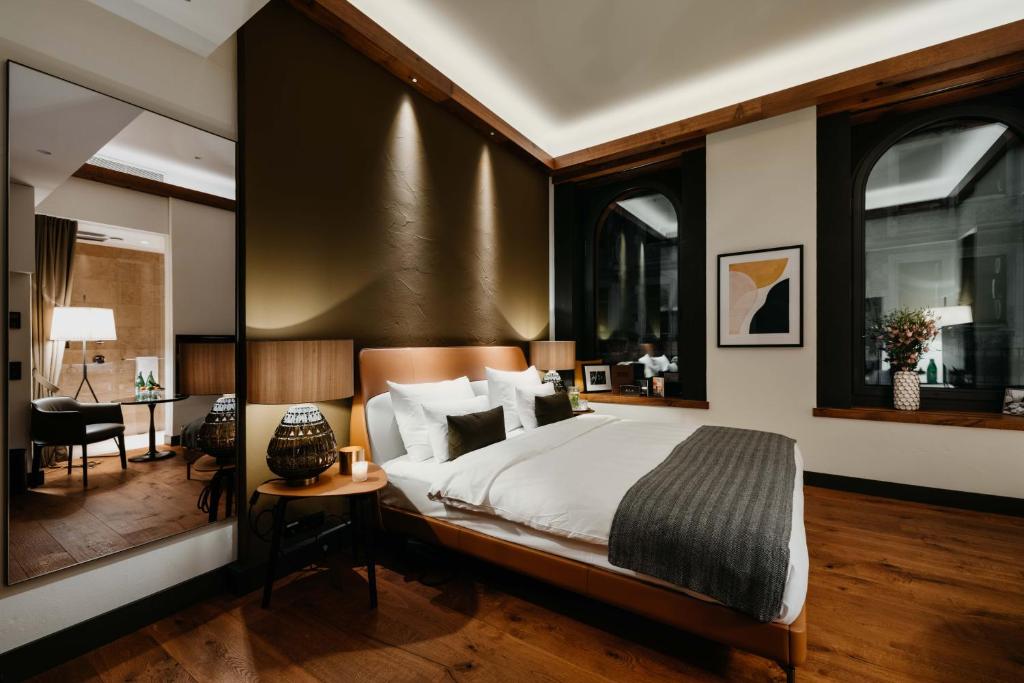 Двухместный (Улучшенный номер с кроватью размера «king-size»), DO & CO Hotel München