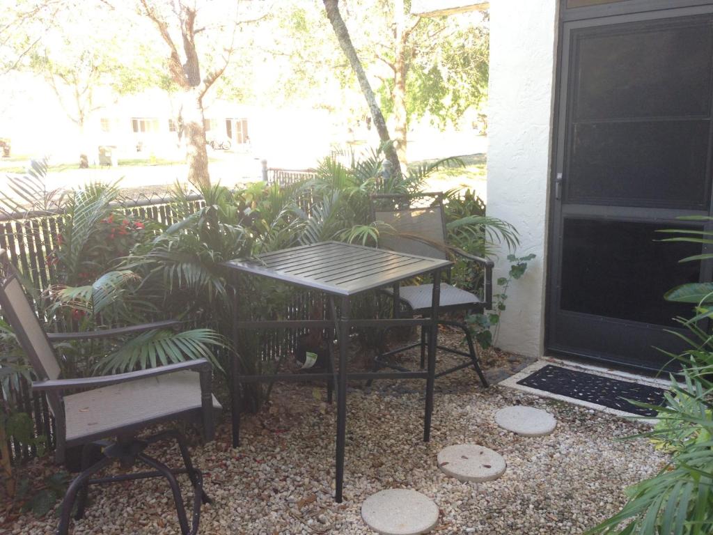 Elegant 1 Bedroom Condo With Swimming Pool Gym Access All Included In Convenient Fort Myers Location Near Golf Courses and Sanibel Island photo 2