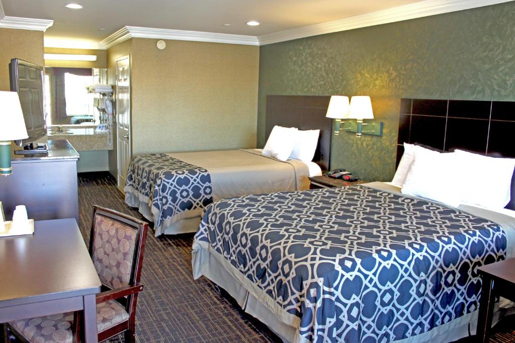 Crystal Inn Suites & Spas Room Type - Queen Room with Two Queen Beds