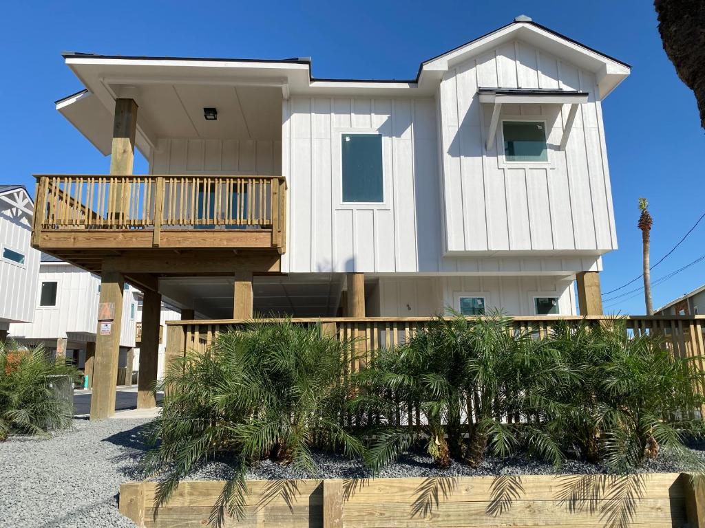 Gulf-View, New-Build w/ Pool, & EV Charging photo 2