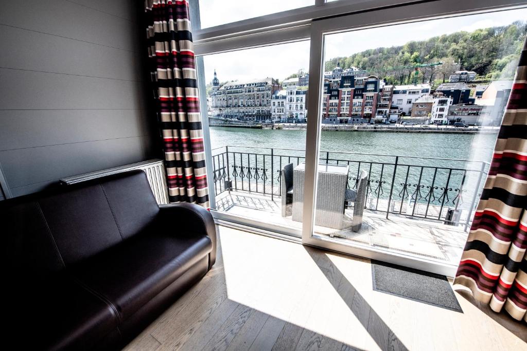 L'Inattendu sur la Croisette Dinant Centre Room Type - Family Room with Balcony