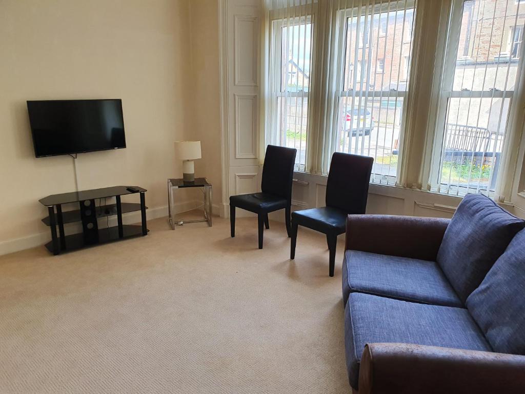 Flat 1 Castlebank house Flats - Tap to explore photos