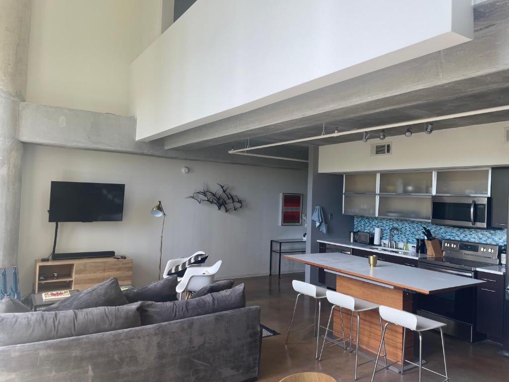 Artsy Chic 1BR Condo 30day min with WiFi AC Parking TV Furnished Rooftop image