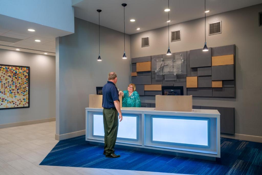 Holiday Inn Express & Suites - St Peters, an IHG Hotel photo 3