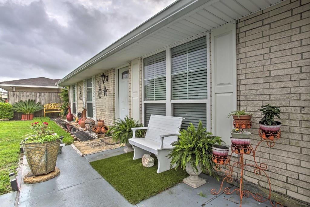 Apartment with Patio 15 Miles to French Quarter!