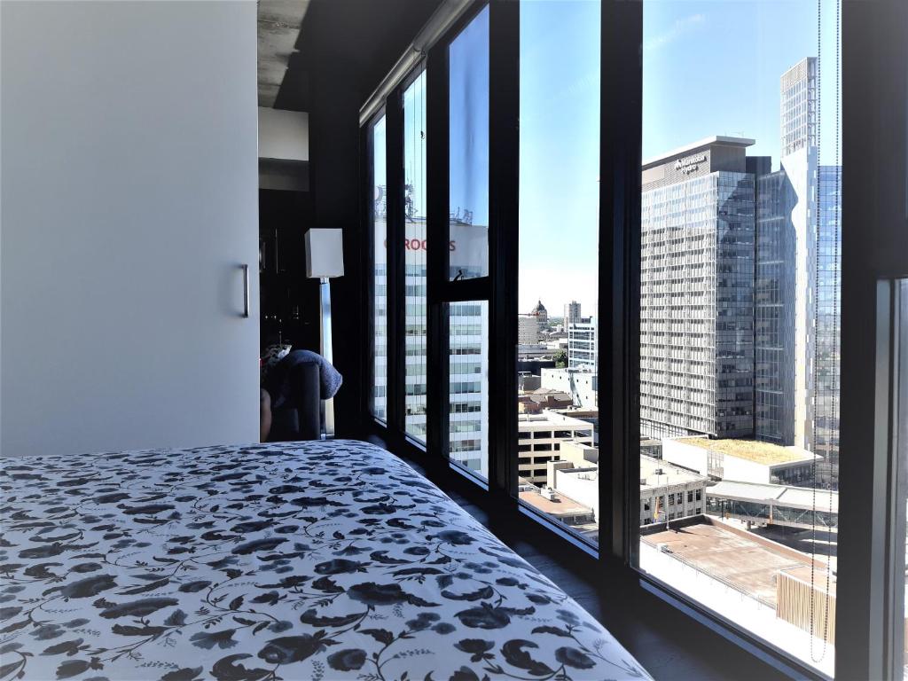Cozy Skyline Condo in Downtown, across Canada Life Centre photo 4