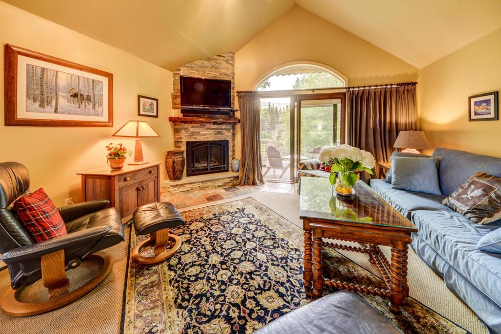 F8 Luxurious Mt Washington Hotel golf course home Wifi cable air conditioning - Tap to explore photos