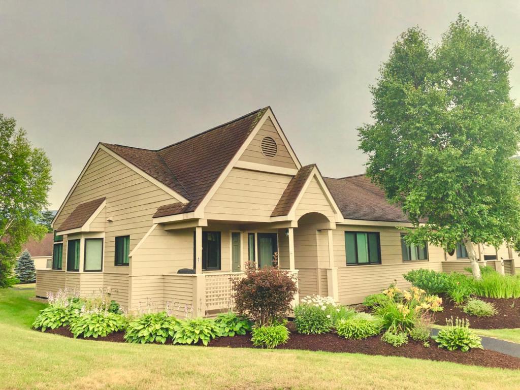 G4 Modern home with AC within walking distance of golf course and Mt Washington Hotel, Memphremagog