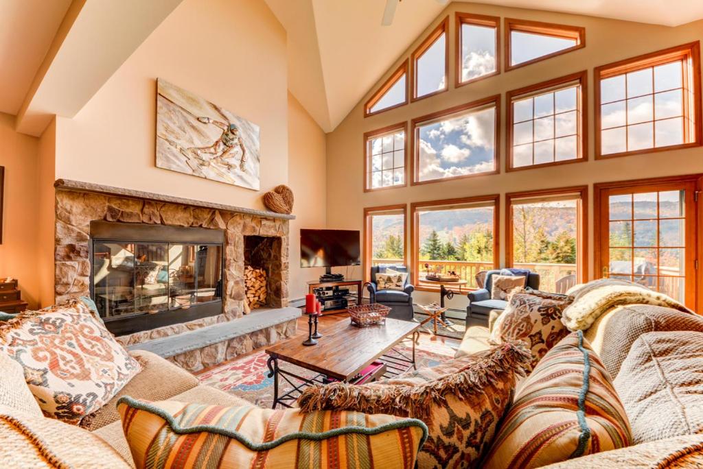 H4 Ski Slope Views! Bretton Woods condo with easy access to Mt Washington, Skiing, White Mountains! image
