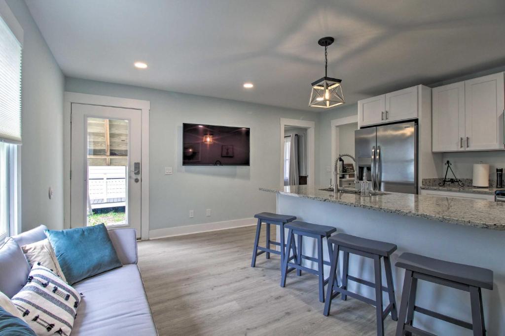 NEW! Renovated 2 Bed 2 Bath Apartment Downtown photo 2