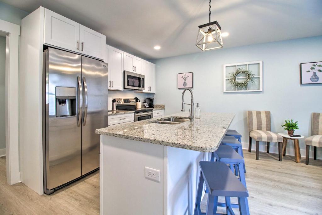 NEW! Renovated 2 Bed 2 Bath Apartment Downtown photo 3