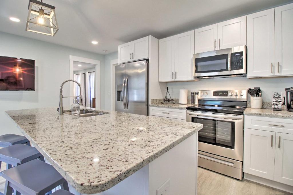 NEW! Renovated 2 Bed 2 Bath Apartment Downtown photo 4