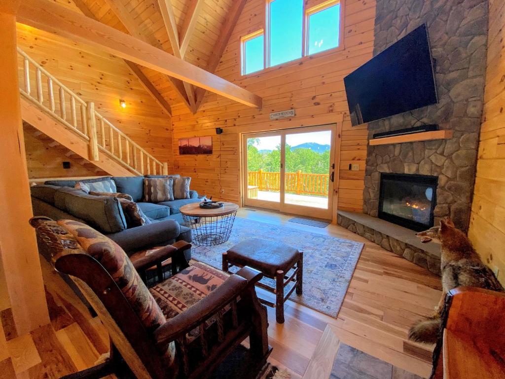 UV Log home with direct Cannon Mountain views Minutes to attractions Fireplace Pool Table AC image