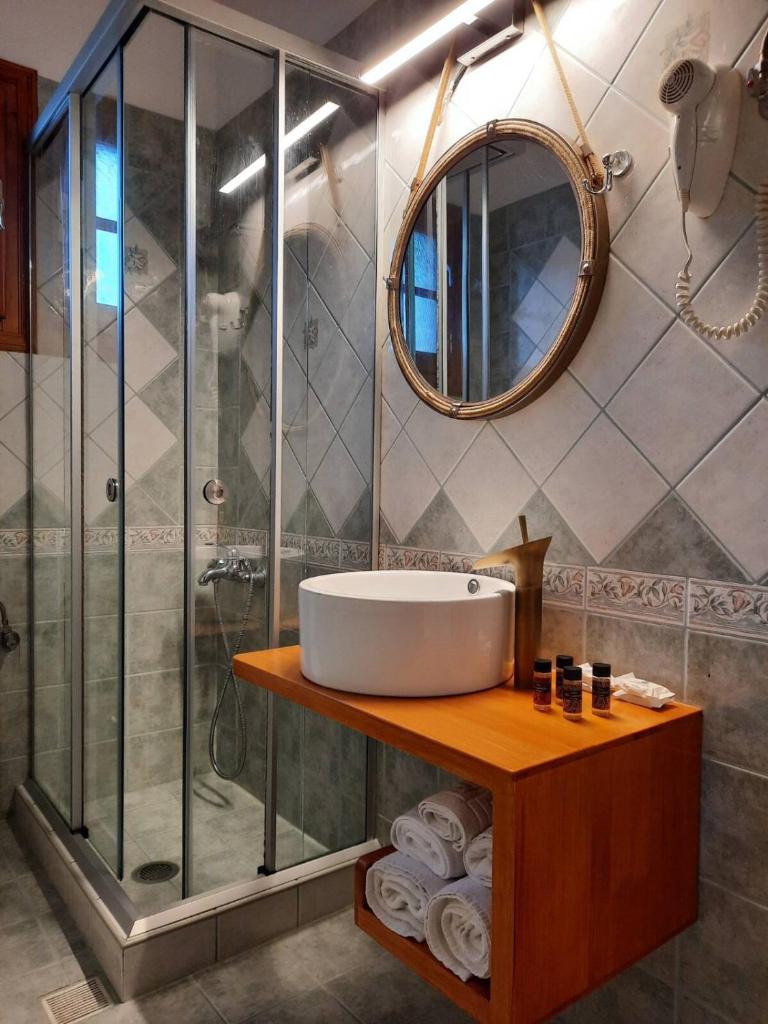 La Petri Studios with Fireplace & View photo 4