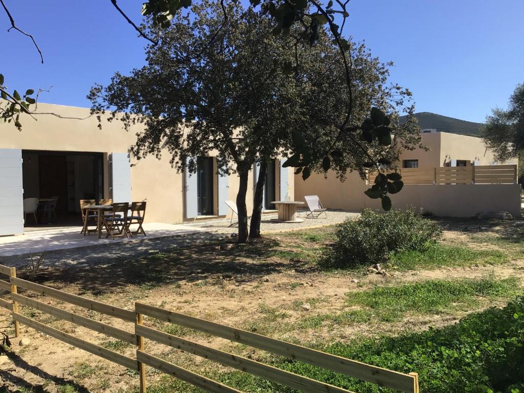 Villa à 900 m de la plage de Lozari photo 2