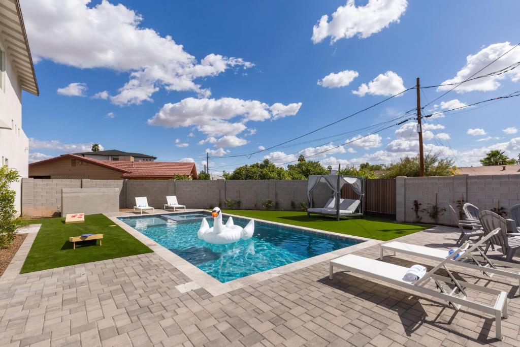Old Town LuxeScape-6 Bedrooms-Private Pool&Spa image
