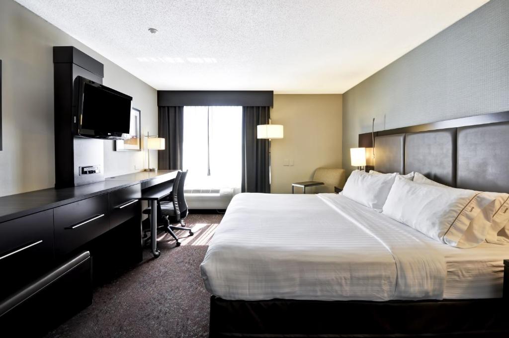 Holiday Inn Express Romulus / Detroit Airport, an IHG Hotel photo 4