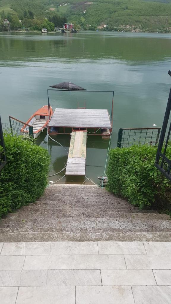 Lake House photo 4