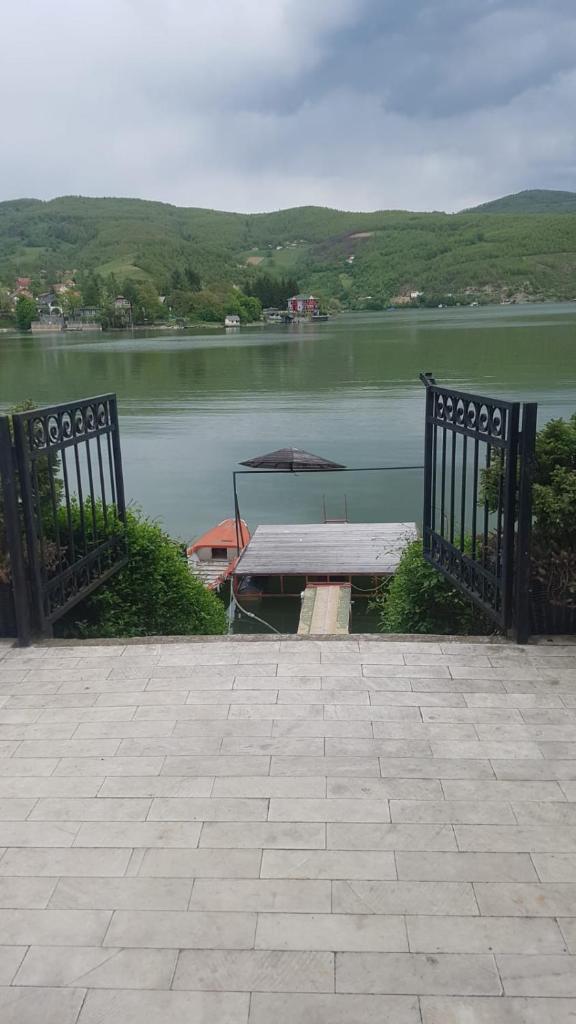 Lake House photo 3