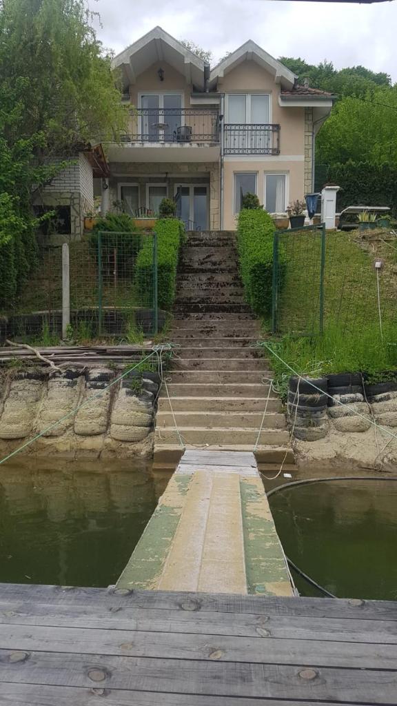 Lake House photo 2