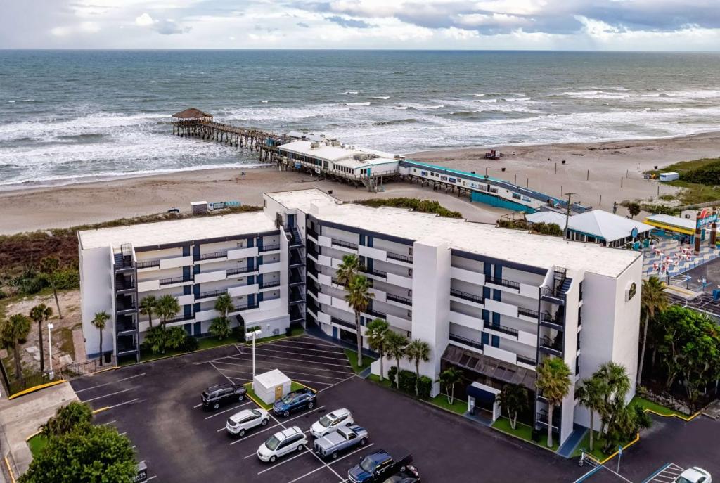 La Quinta Inn & Suites by Wyndham Cocoa Beach Oceanfront image