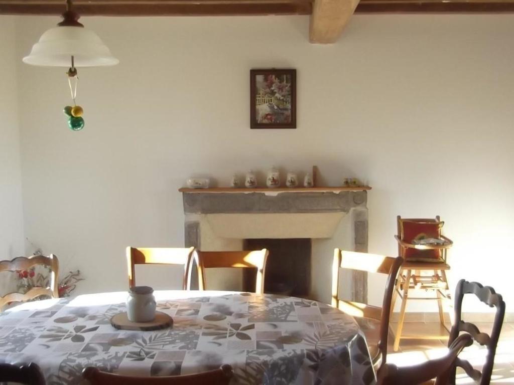 Gîte Saint-Georges-de-Baroille, 4 pièces, 6 personnes - FR-1-496-170 photo 1