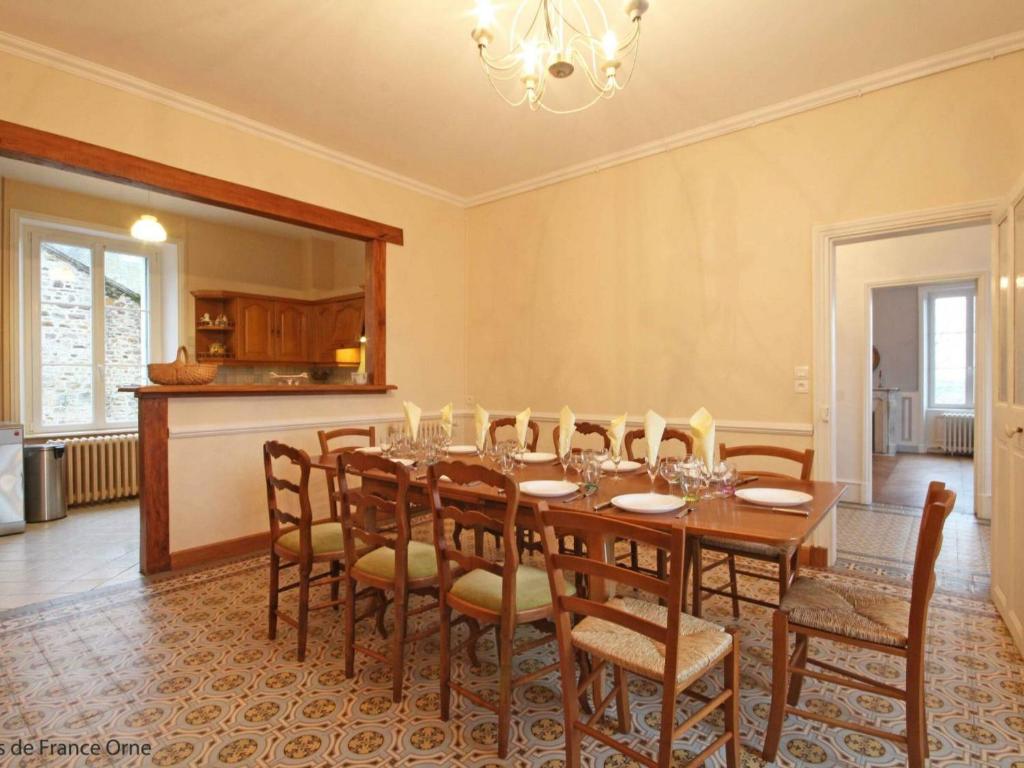 Gîte Neuvy-au-Houlme, 5 pièces, 9 personnes - FR-1-497-11 photo 4