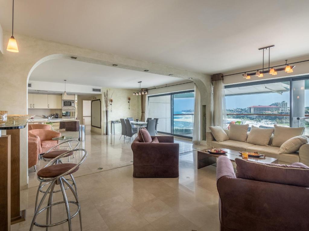 Front of Beach next Ritz Hotel - 3 Bedroom& 3 Bathroom photo 1