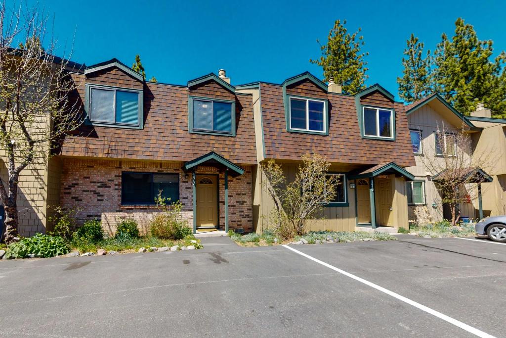 Lake Forest Glen Condos photo 1