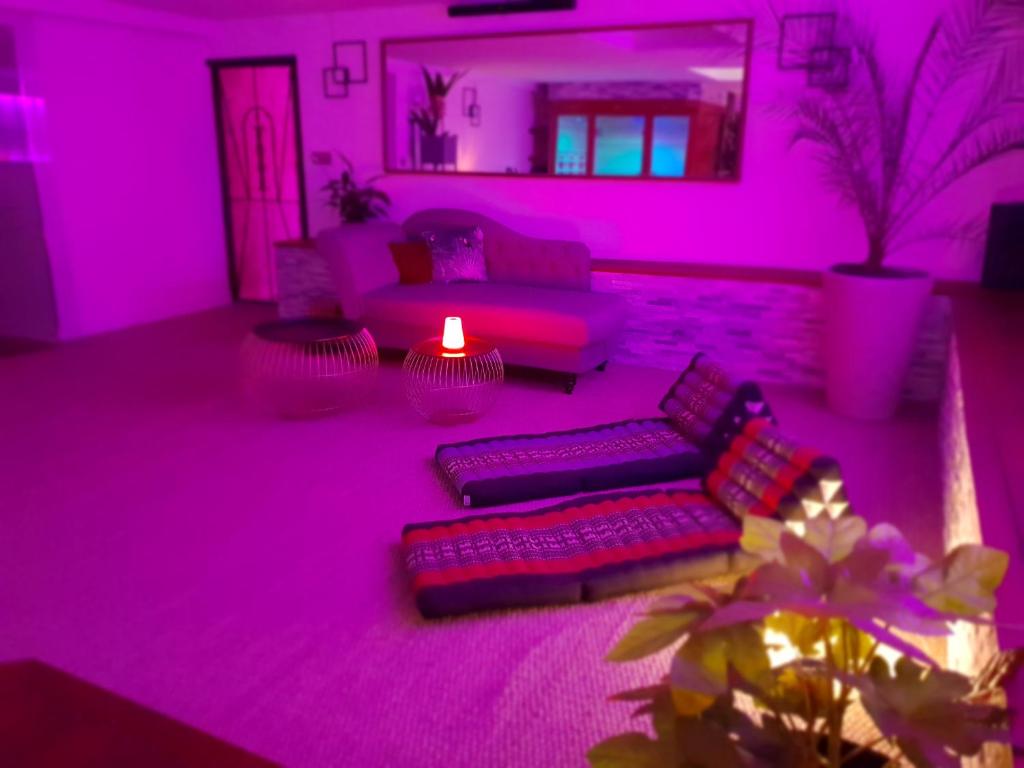 Suite Spa, Love Room Bien-être, Jacuzzi, Sauna, fauteuil massant et climatisation naturelle - Tap to explore photos