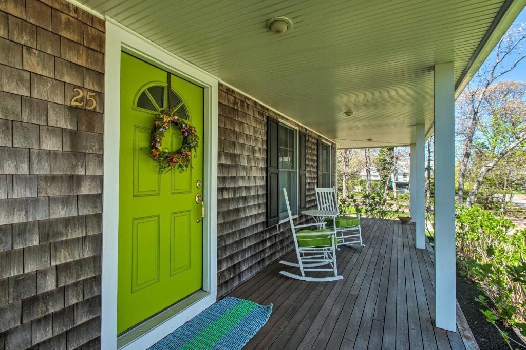 Traditional Marthas Vineyard Home with Porch and Yard photo 2
