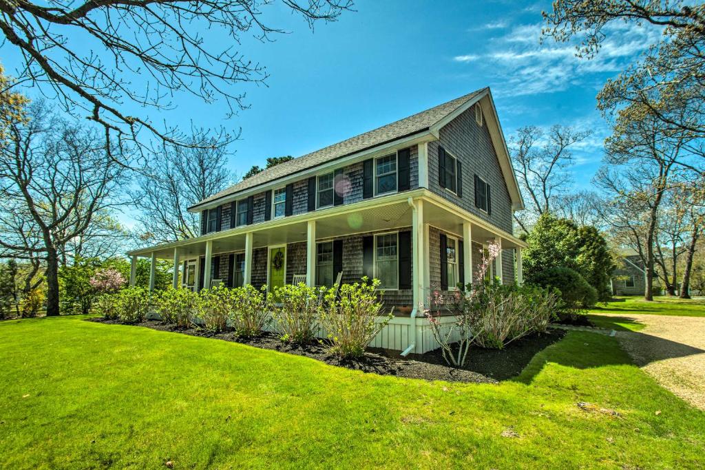 Traditional Marthas Vineyard Home with Porch and Yard photo 3