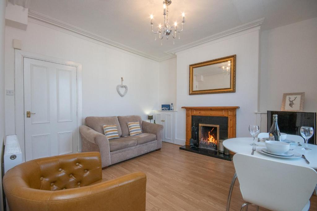 Dwellcome Home Ltd 1 Bed Aberdeen Apartment - see our site for assurance photo 3
