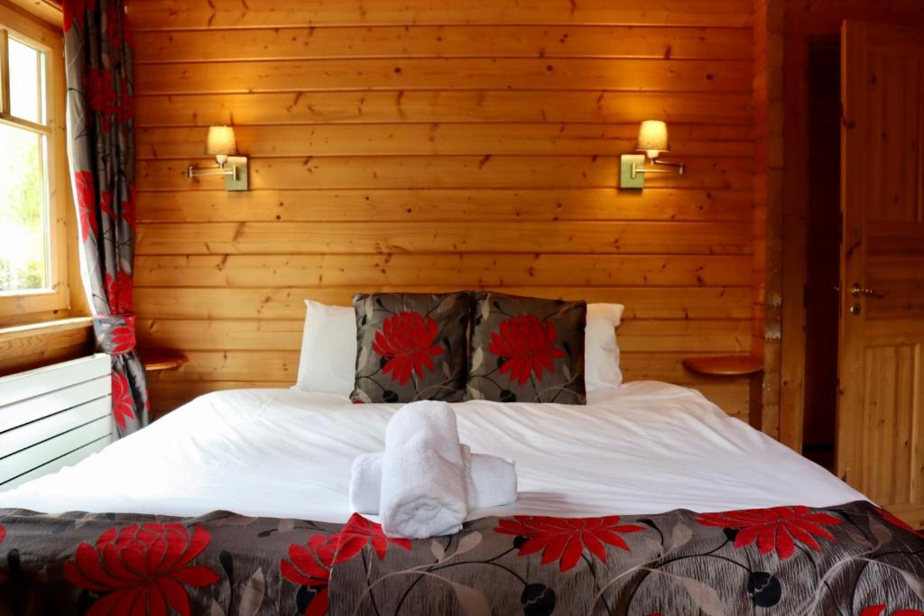 Lodge 38 Rowardennan , Loch Lomond - Tap to explore photos