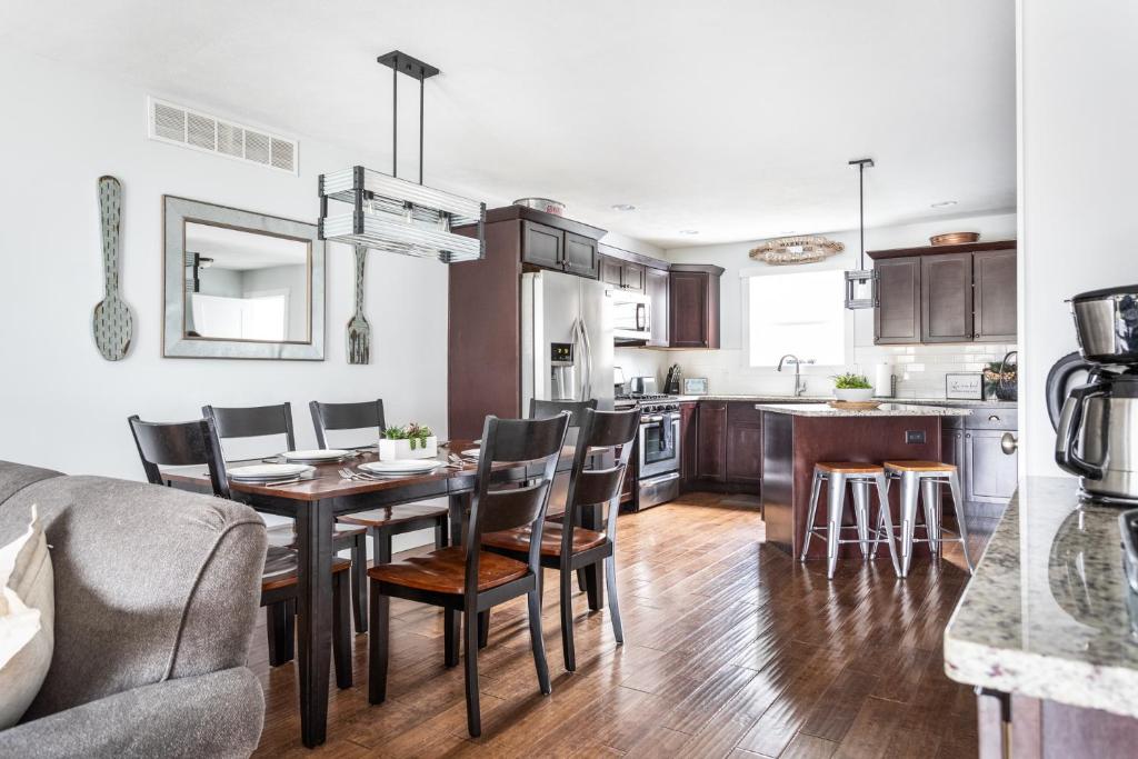 “Hygge” 3BDR townhouse, Close to beach, park & wineries! photo 3