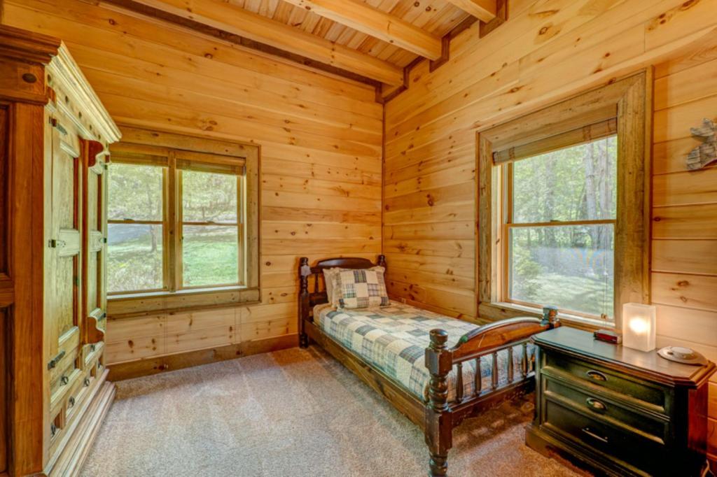 Hooked on Toccoa- River Front | Outdoor Fireplace | Screened Porch | Toccoa River - Tap to explore photos