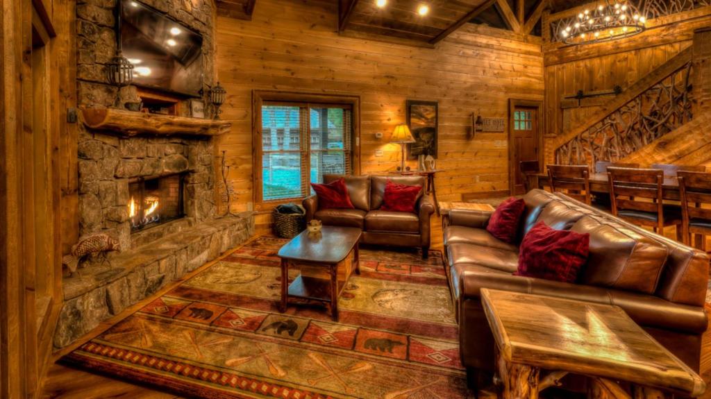Hooked on Toccoa- River Front | Outdoor Fireplace | Screened Porch | Toccoa River - Tap to explore photos