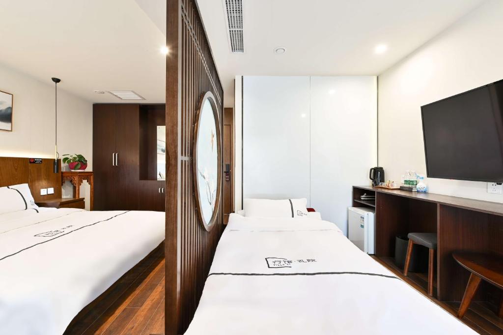Семейный (Sunshine Balcony Family Room), Xiao Yuan Alley Courtyard Hotel