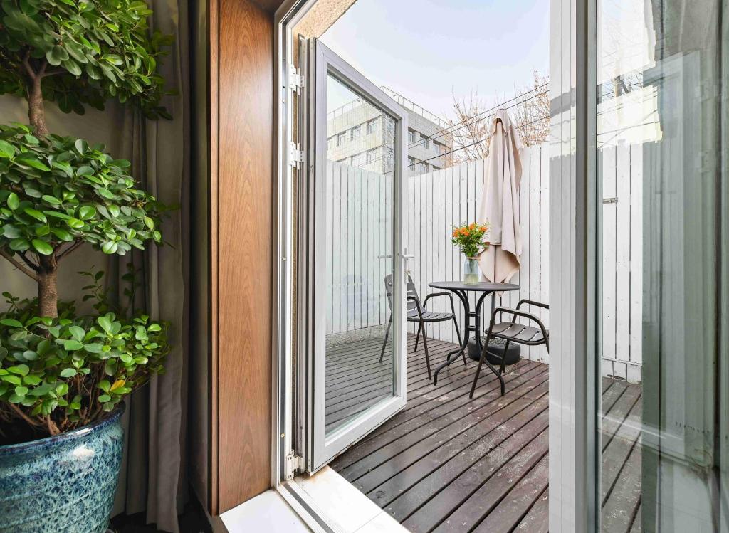 Семейный (Sunshine Balcony Family Room), Xiao Yuan Alley Courtyard Hotel