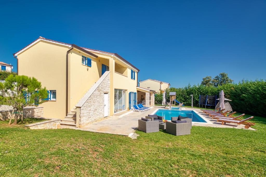Villa 1520 photo 2