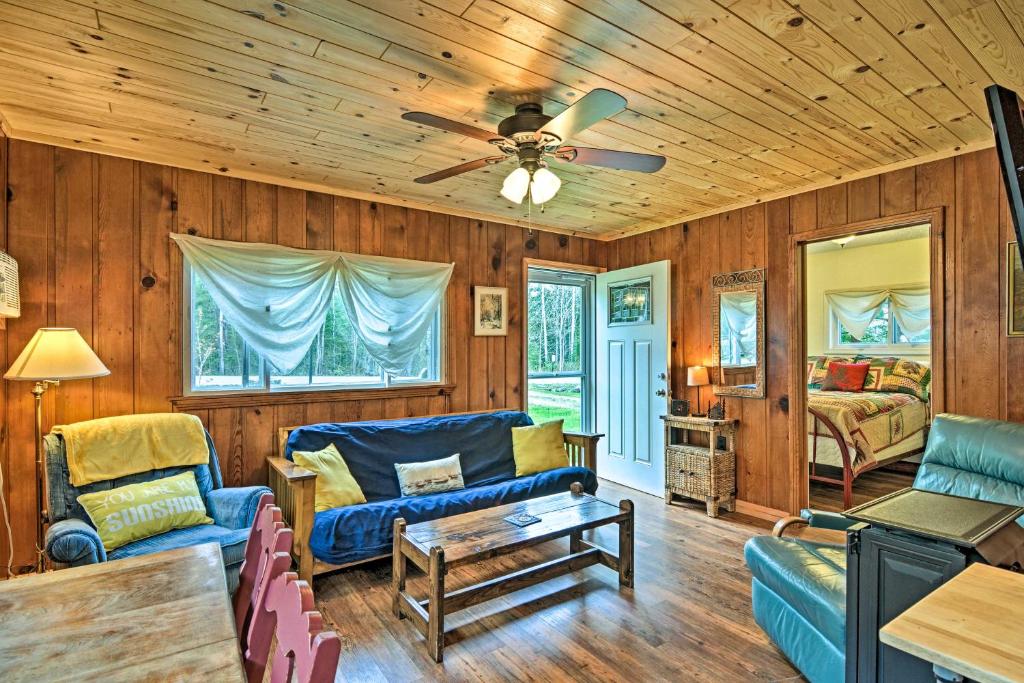 Cabin Nestled by Lake Charlevoix Pets are Welcome photo 3