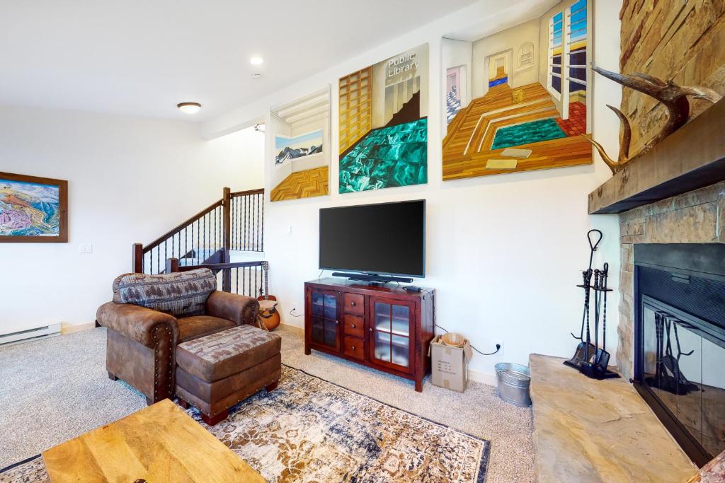 Modern Fraser Mountain Home photo 1
