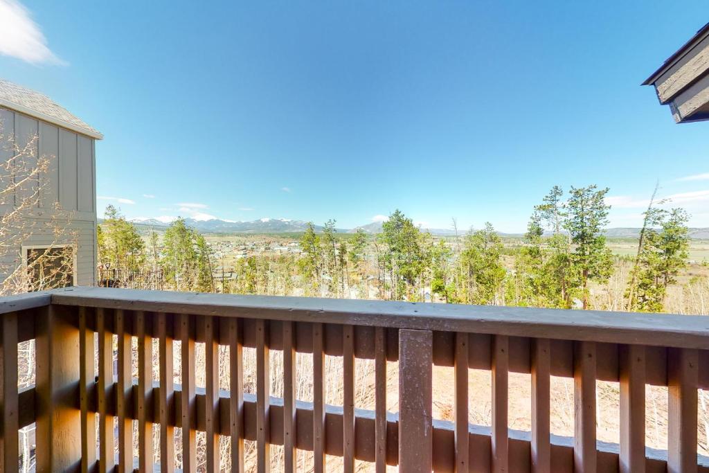 Modern Fraser Mountain Home photo 3