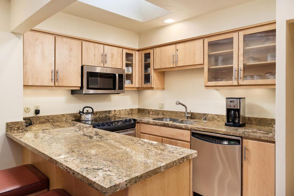 Fasching Haus Unit 303, Sunny Top Floor Condo, 2 Private Decks, 2 Blocks to Downtown Aspen photo 2