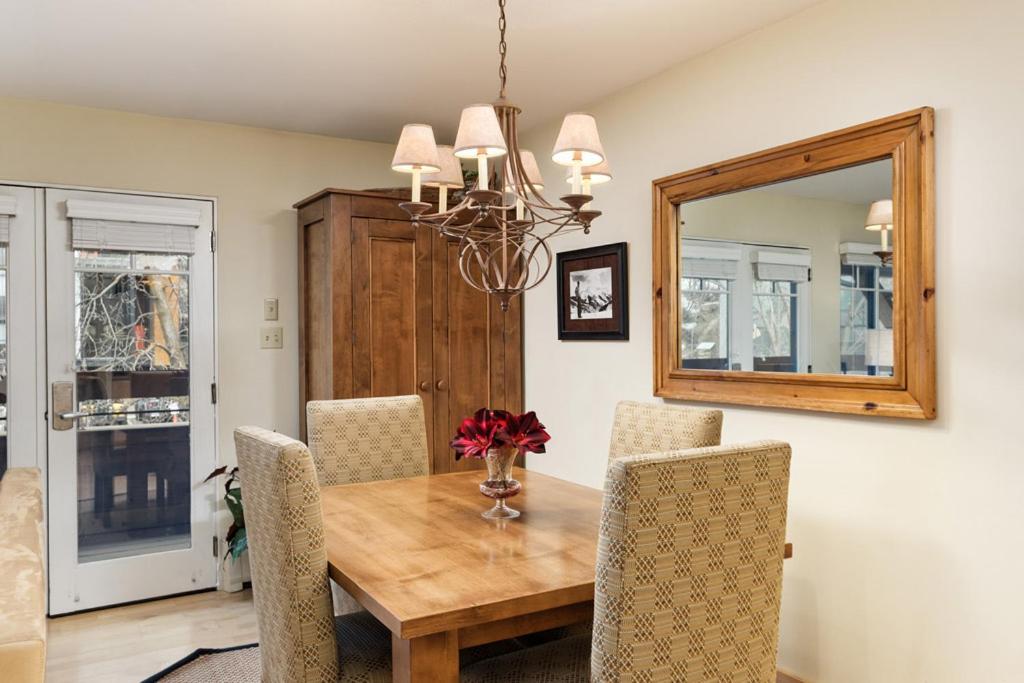 Fasching Haus Unit 303, Sunny Top Floor Condo, 2 Private Decks, 2 Blocks to Downtown Aspen photo 3