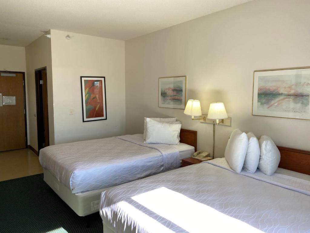 Carlyle Inn & Suites image
